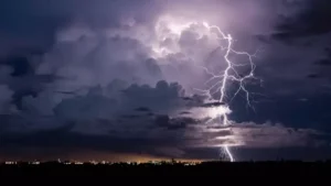 عاصفة جوية شاملة تضرب 8 مناطق في السعودية وتشل الحركة بسبب الأمطار الرعدية والبرد والضباب الكثيف